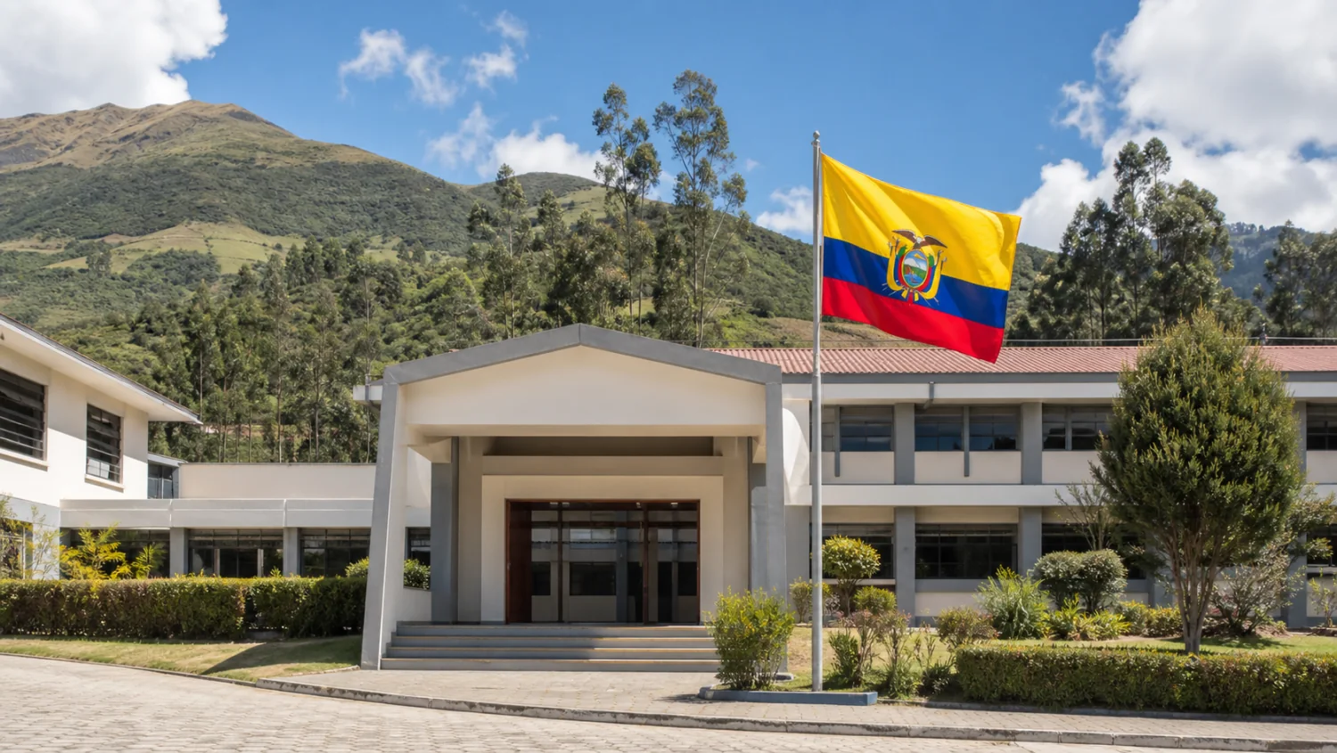 Exterior de un colegio en la región andina de Ecuador con la bandera nacional claramente visible