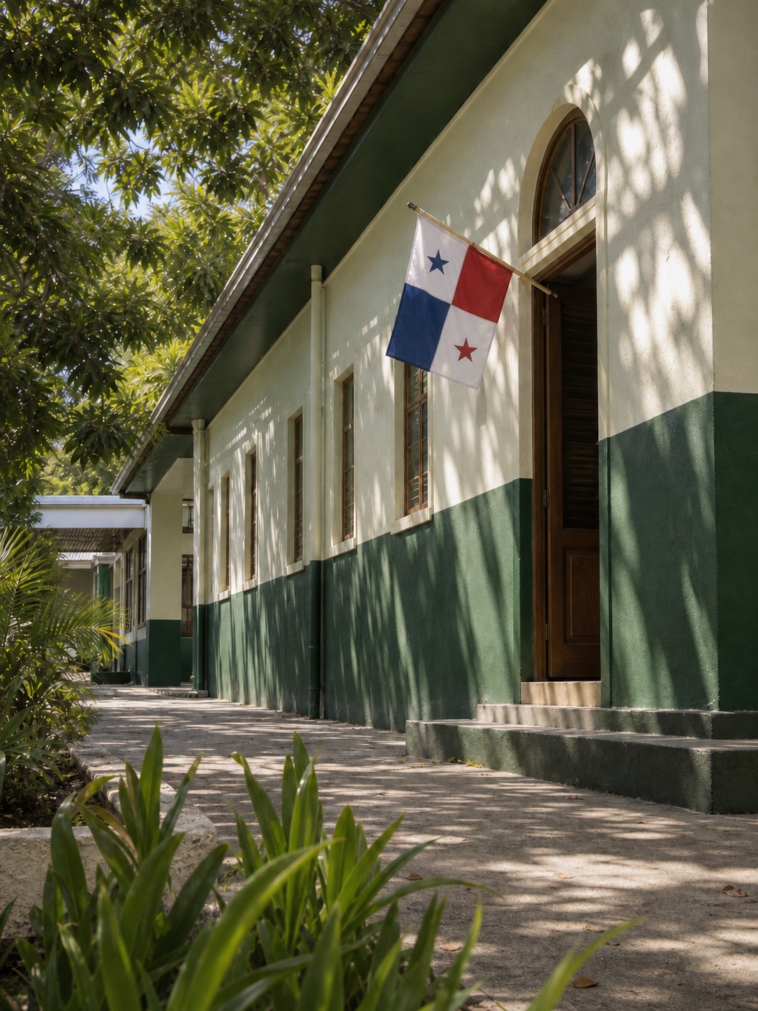 Entrada de un centro educativo con la bandera de Panamá