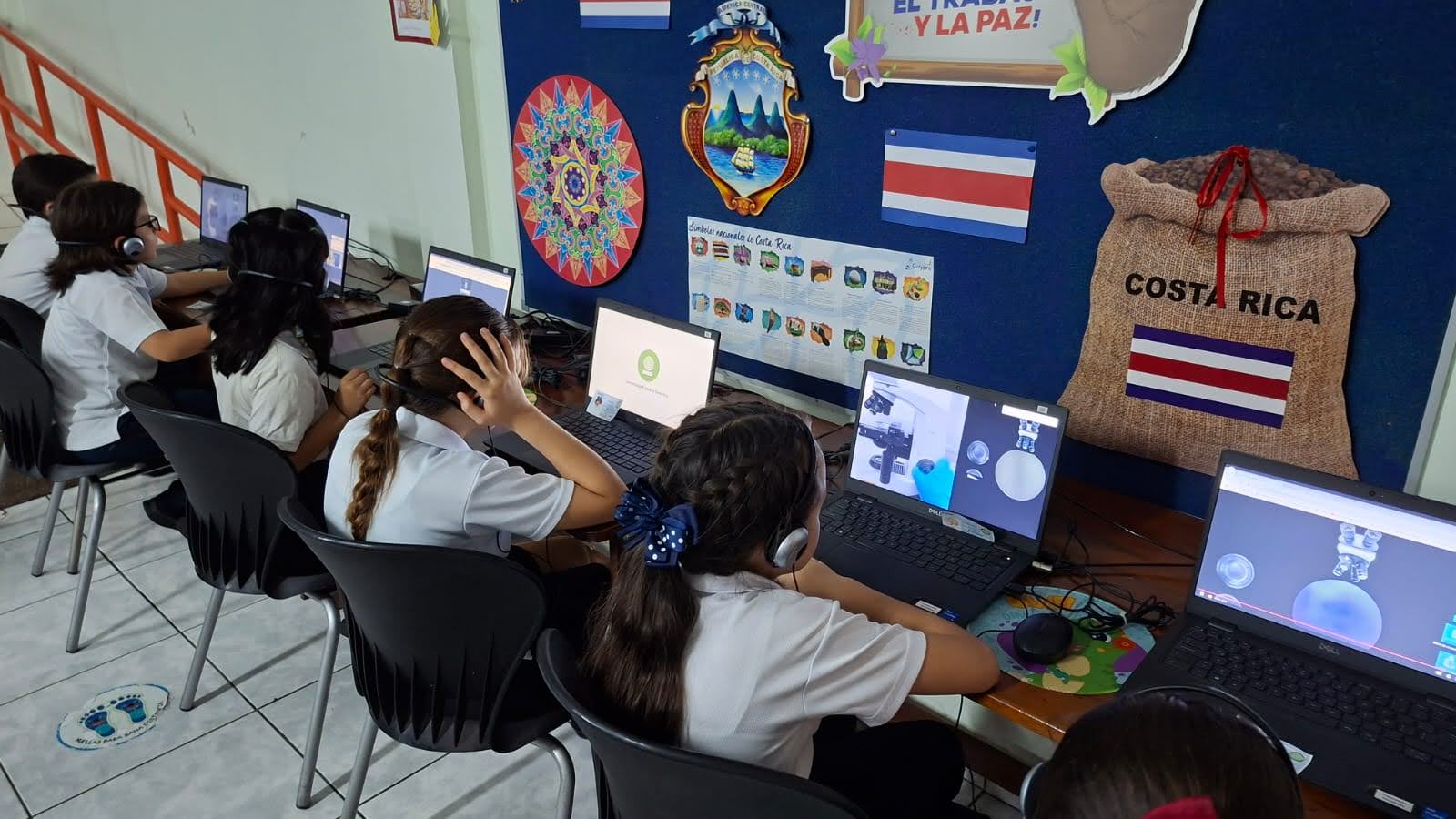 Estudiantes trabajando con un laboratorio remoto de microscopía desde computadoras en su colegio